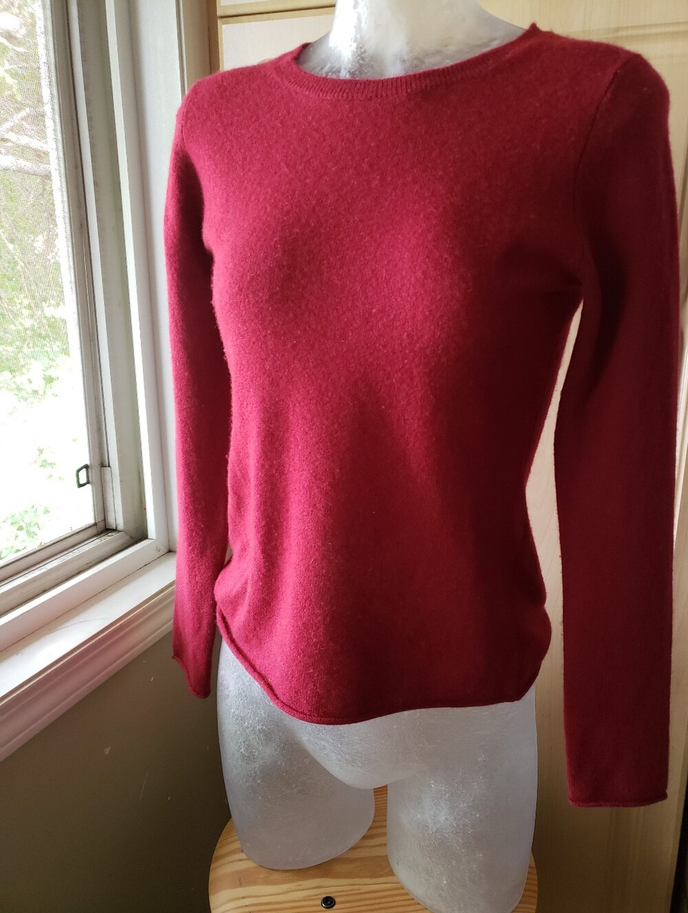 Magaschoni Women's Scoop Neck Cashmere Sweater in Wine Red